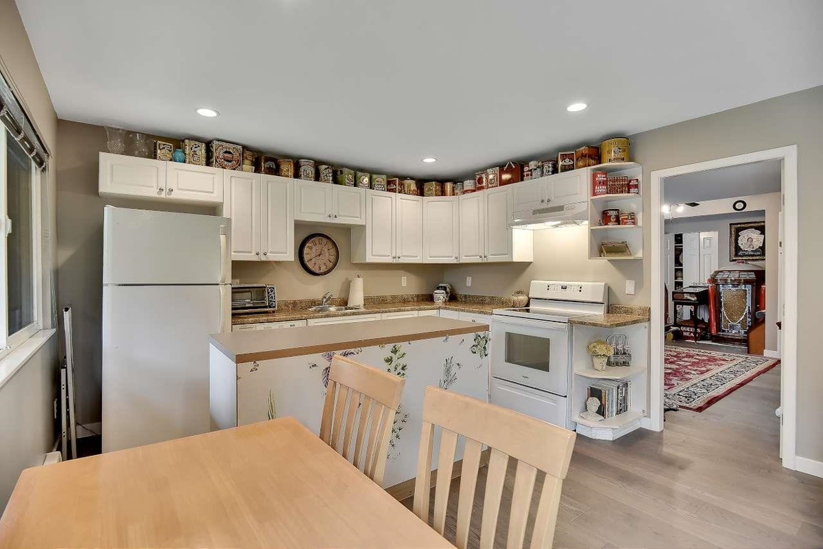 Entry Foyer Photo of 20301 Ospring Street, Maple Ridge, BC