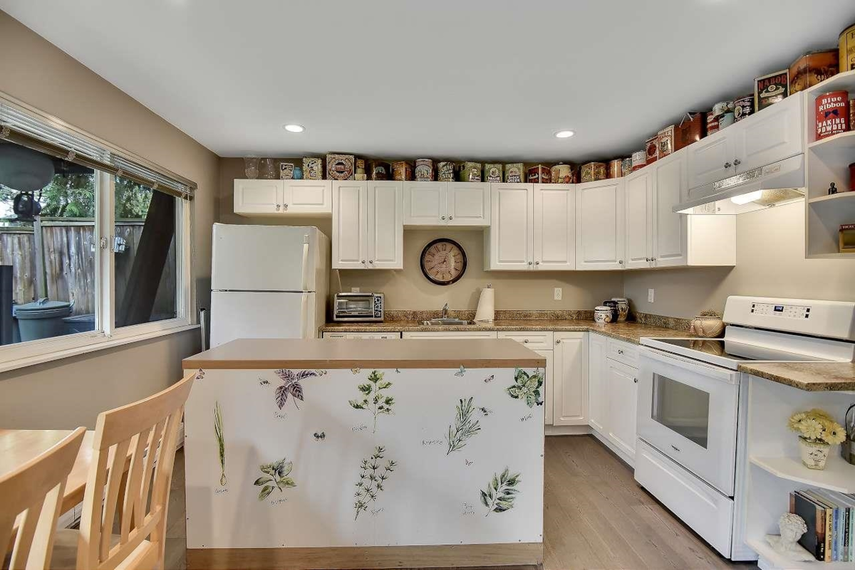 Hallway Photo of 20301 Ospring Street, Maple Ridge, BC