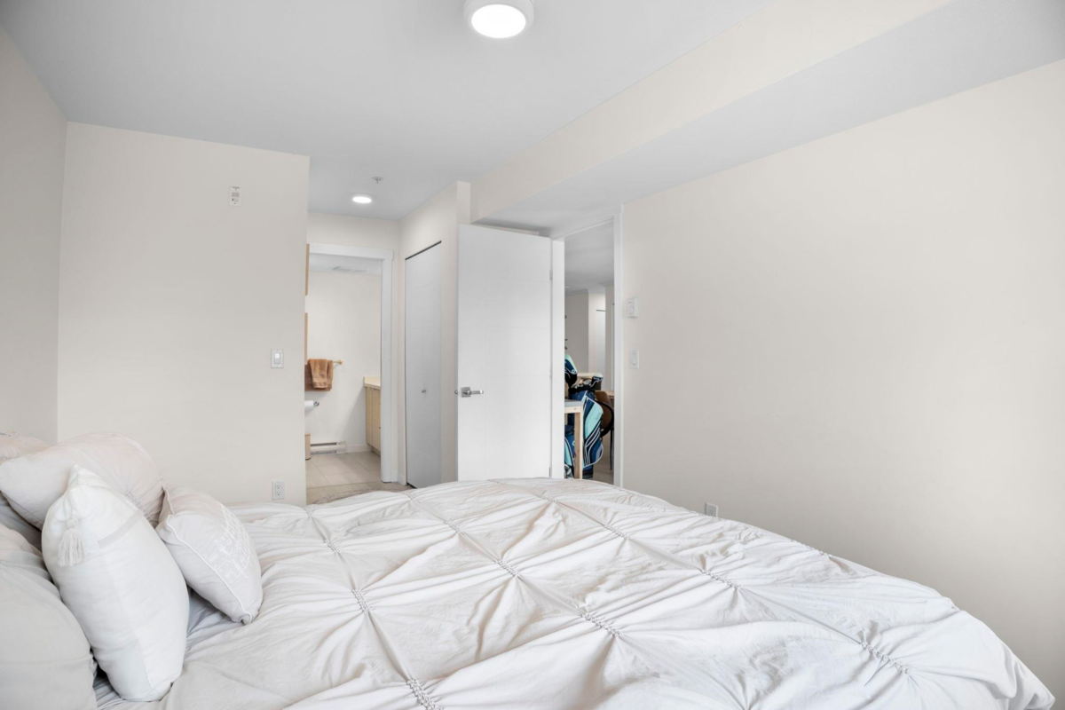 Entry Foyer Photo of 201 19201 66a Avenue, Surrey, BC