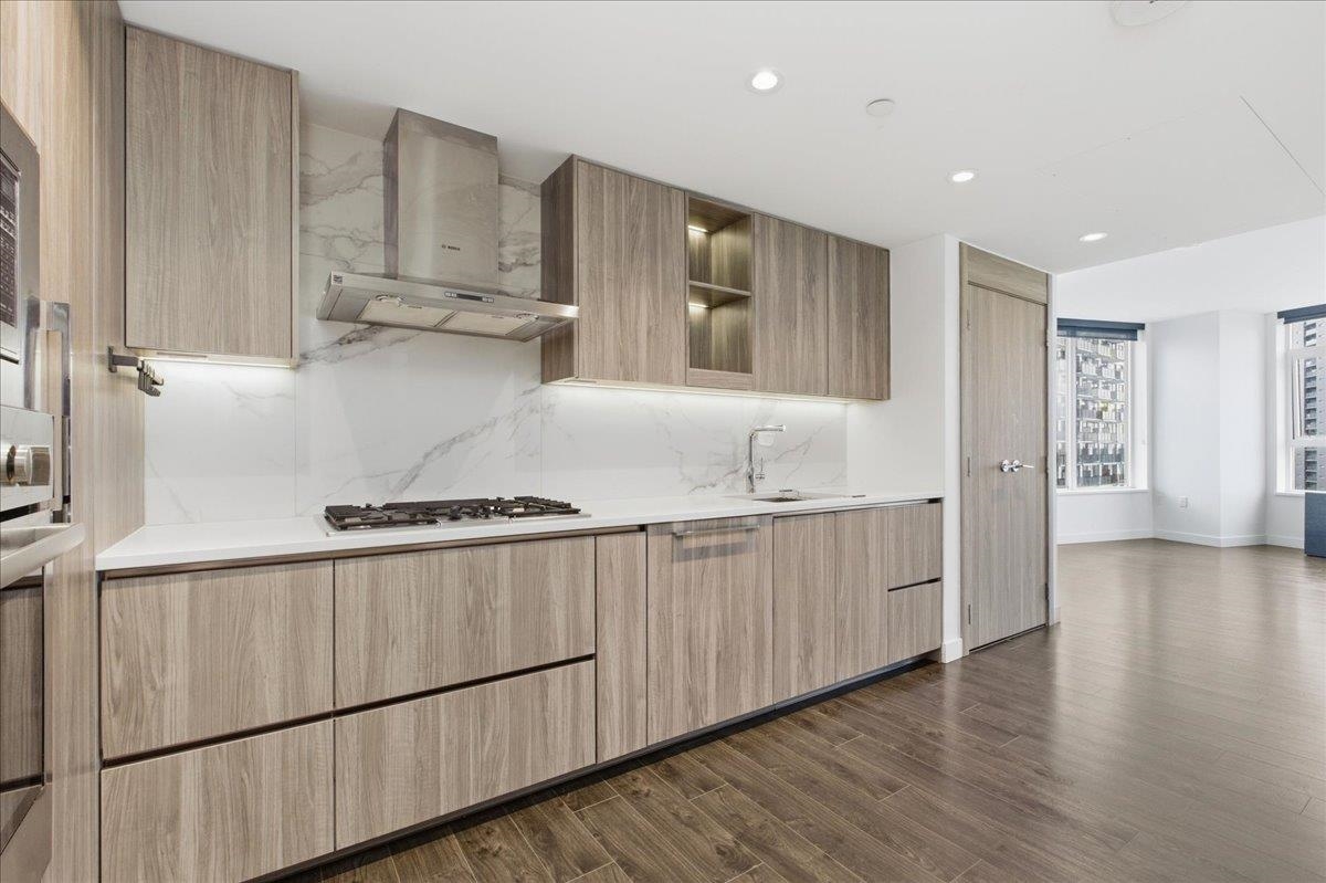 Kitchen Photo of 1610 9887 Whalley Boulevard, Surrey, BC
