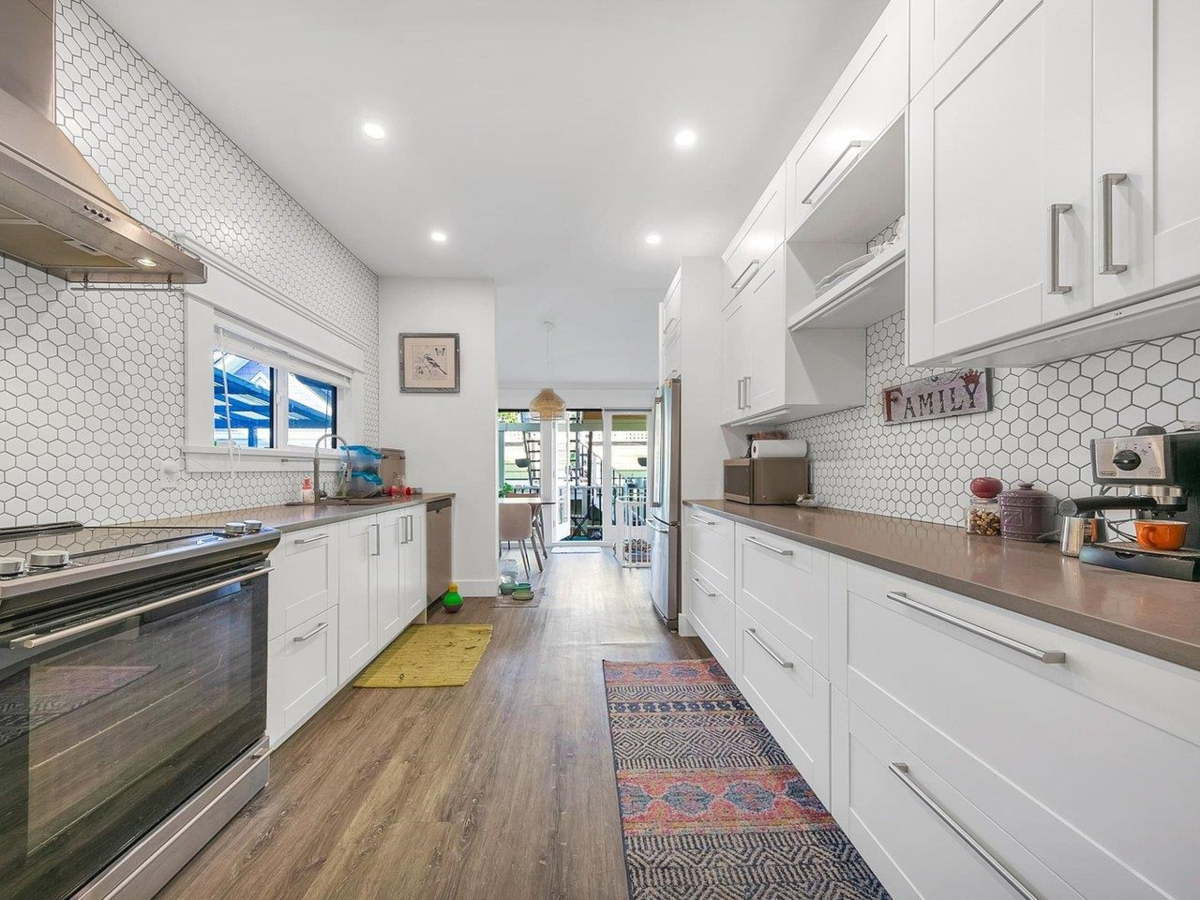 Entry Foyer Photo of 153 W 19th Avenue, Vancouver, BC