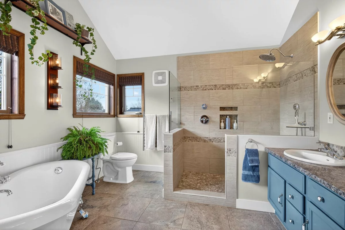 Guest Bathroom Photo of 21687 48a Avenue, Langley, BC