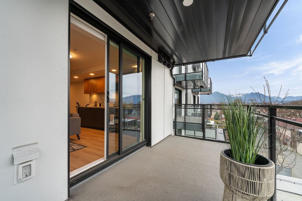 Powder Room Photo of 311 2419 Grant Street, Vancouver, BC