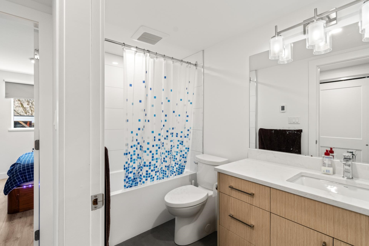 Basement Recreation Room Photo of 1955 Chesterfield Avenue, North Vancouver, BC