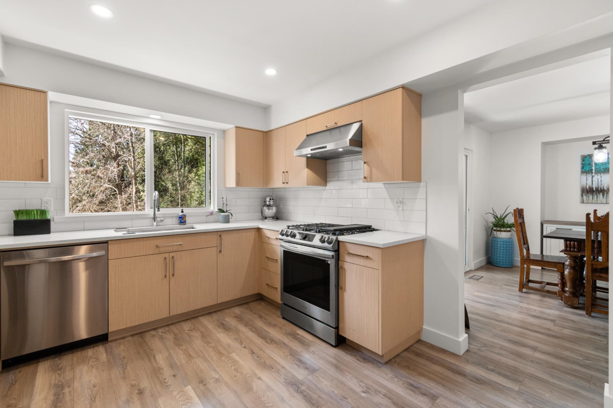 Breakfast Nook Photo of 1955 Chesterfield Avenue, North Vancouver, BC