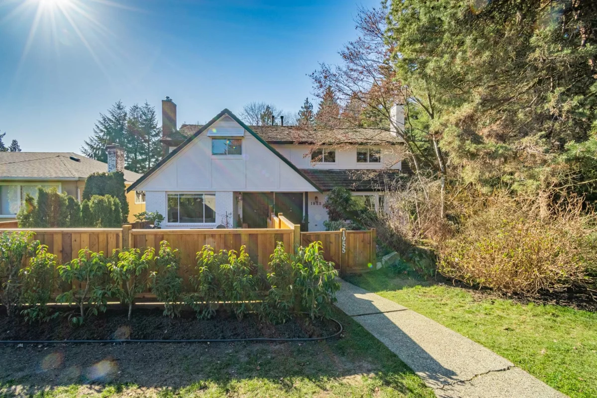 Entry Foyer Photo of 1955 Chesterfield Avenue, North Vancouver, BC