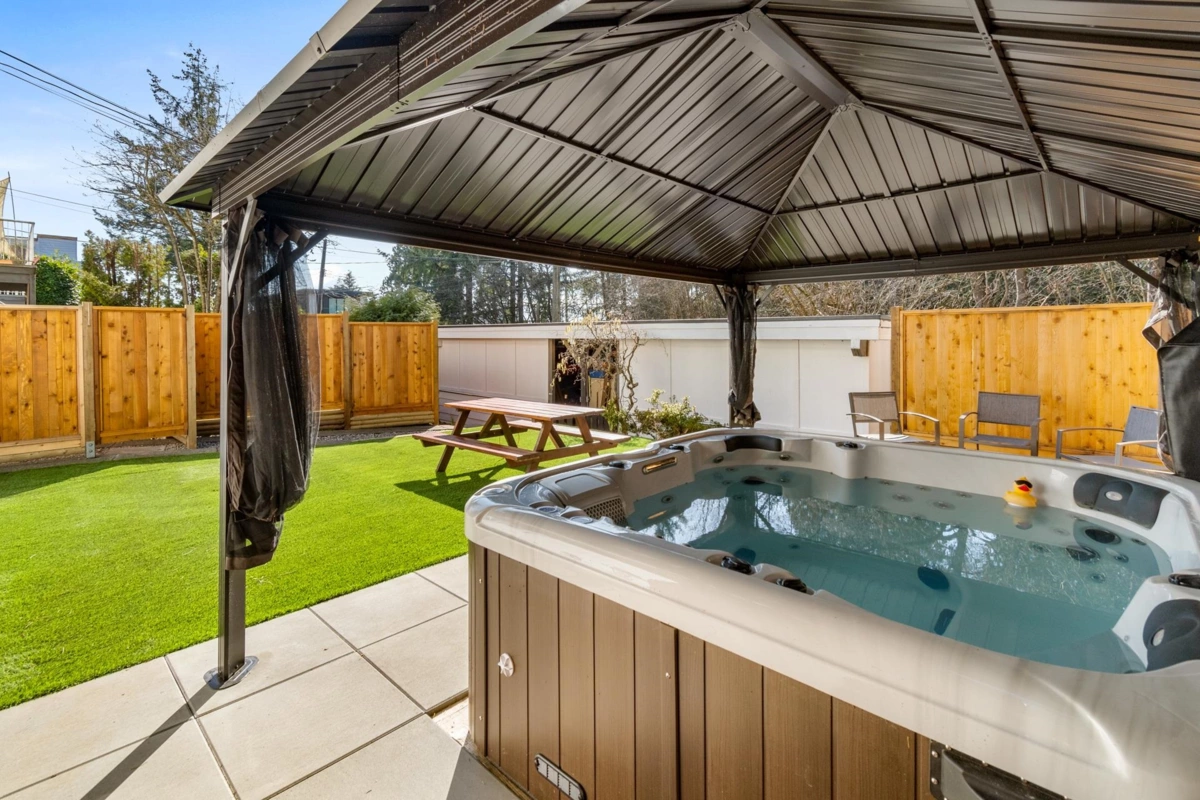 Family Room Photo of 1955 Chesterfield Avenue, North Vancouver, BC