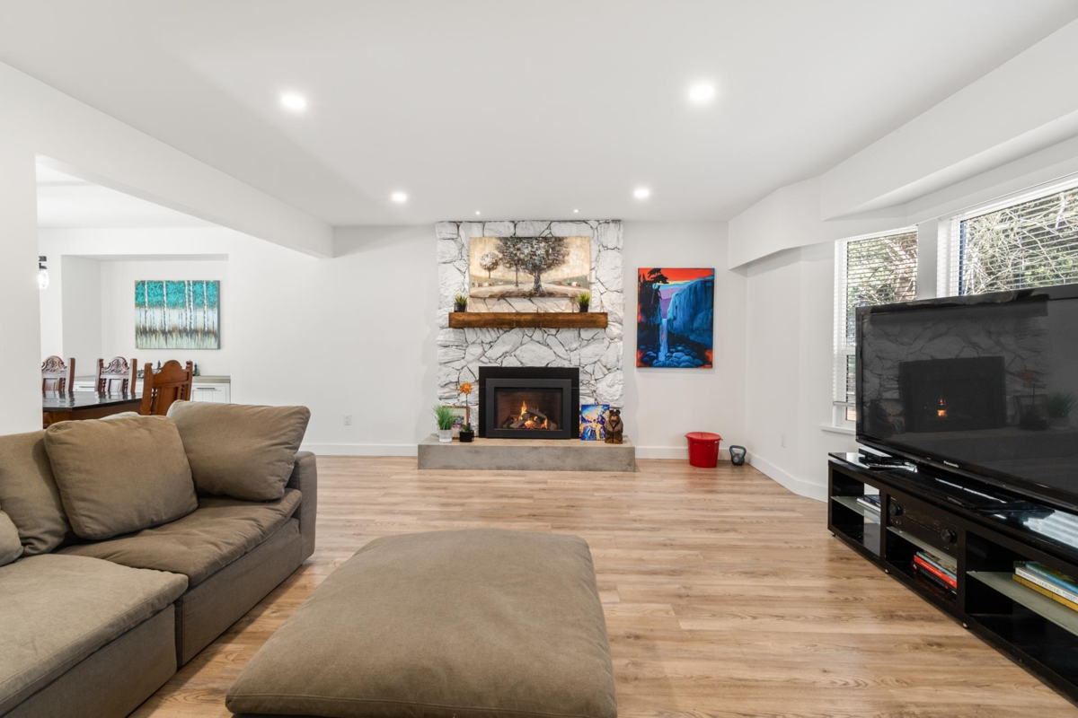 Kitchen Photo of 1955 Chesterfield Avenue, North Vancouver, BC