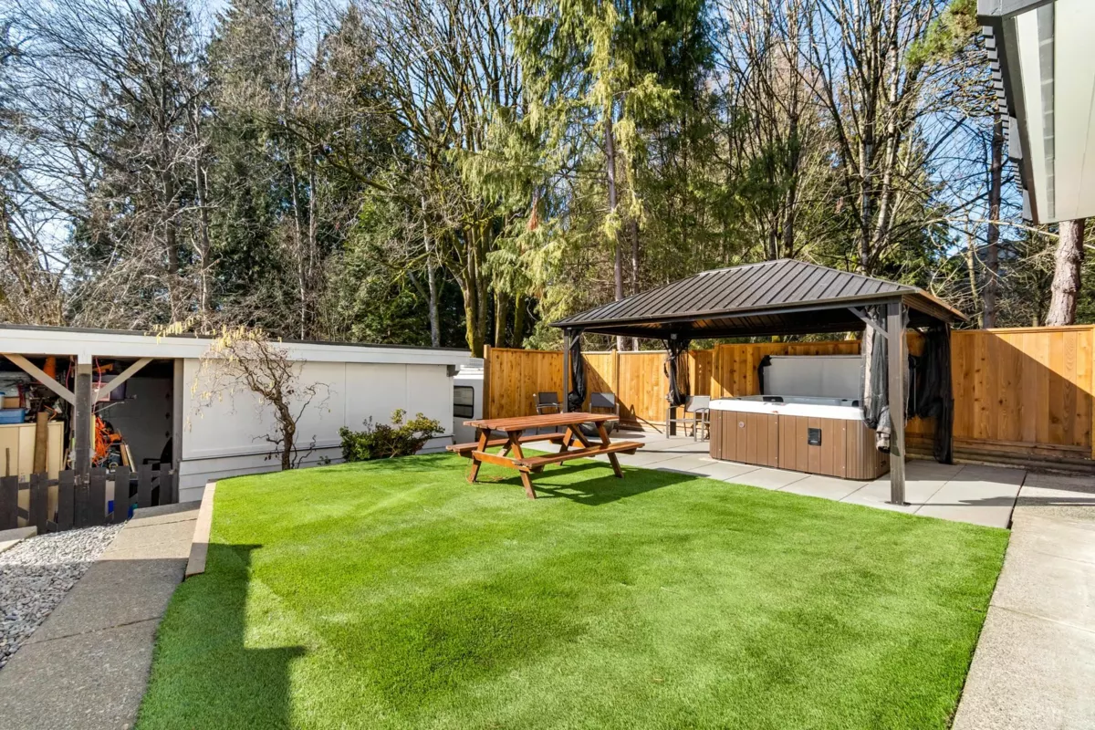 Living Room Photo of 1955 Chesterfield Avenue, North Vancouver, BC