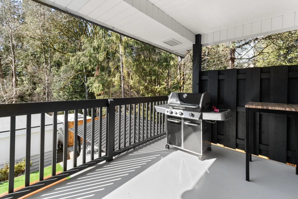 Walk-In Closet Photo of 1955 Chesterfield Avenue, North Vancouver, BC