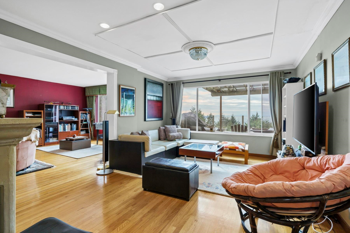 Breakfast Nook Photo of 4582 Woodgreen Court, West Vancouver, BC