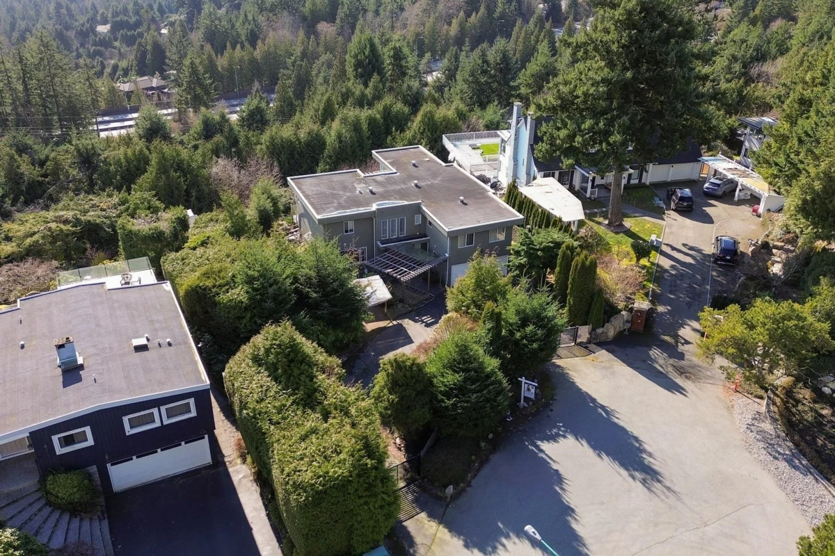 Hot Tub / Spa Photo of 4582 Woodgreen Court, West Vancouver, BC