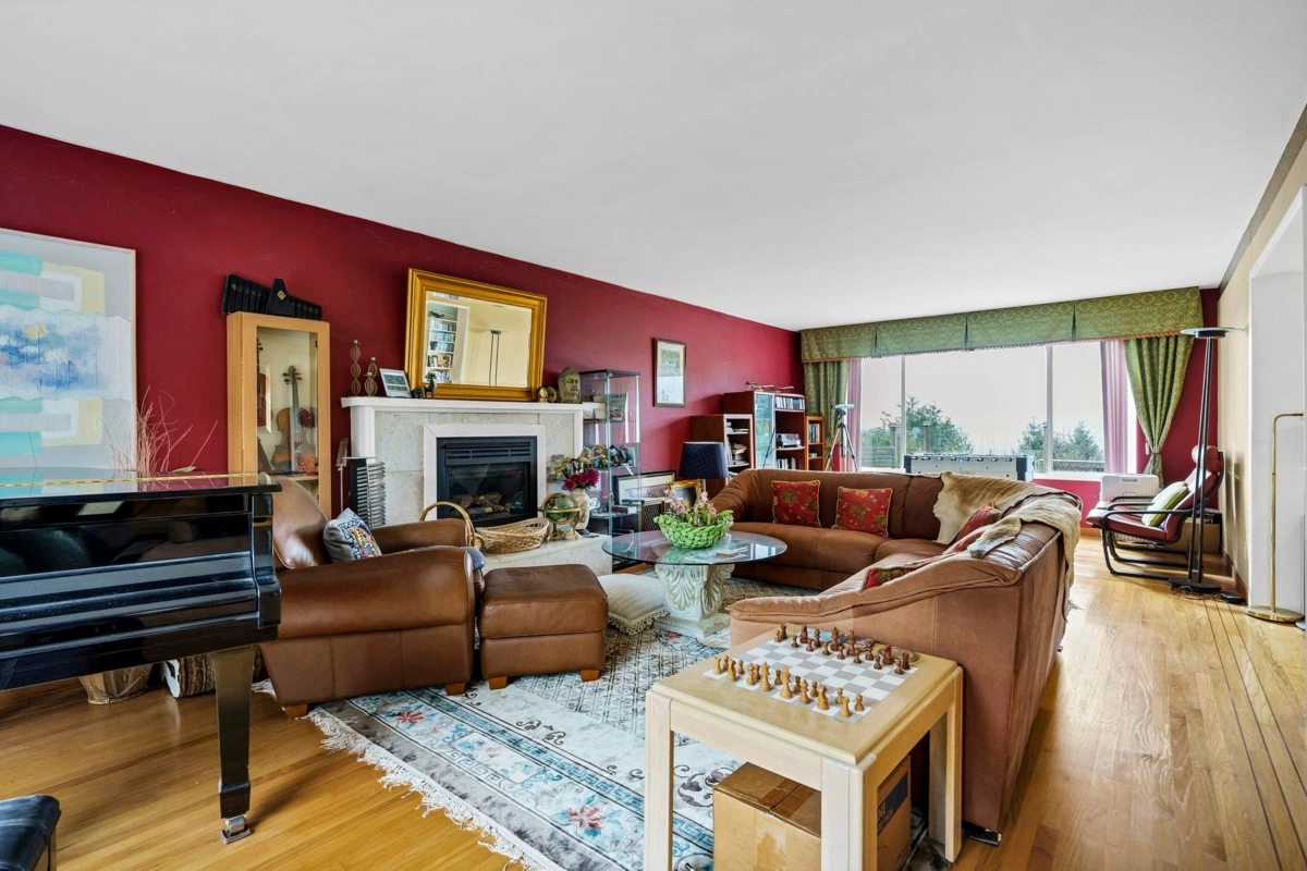 Kitchen Island Photo of 4582 Woodgreen Court, West Vancouver, BC