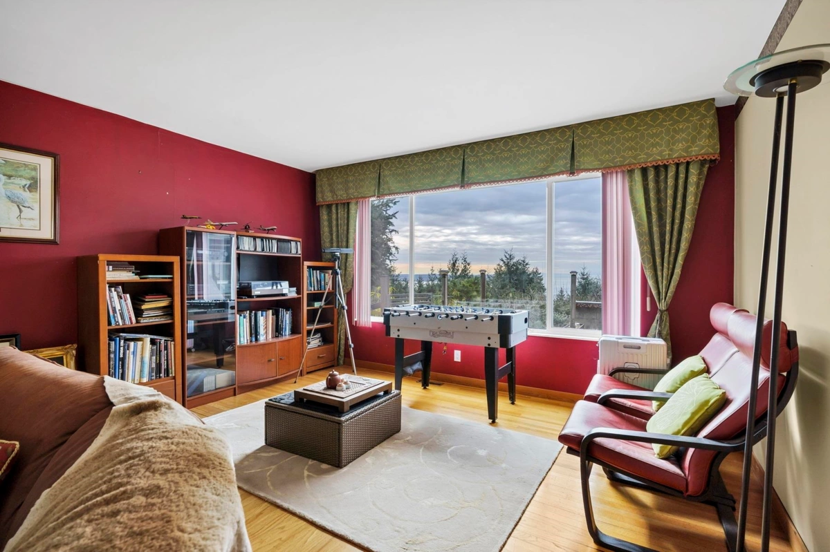 Kitchen Photo of 4582 Woodgreen Court, West Vancouver, BC