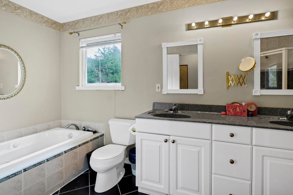 Mudroom Photo of 4582 Woodgreen Court, West Vancouver, BC