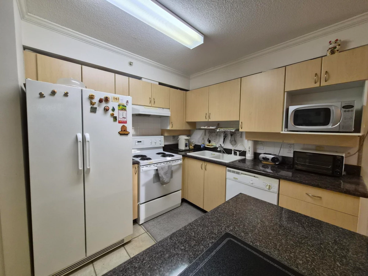 Walk-In Closet Photo of 1506 6611 Cooney Road, Richmond, BC