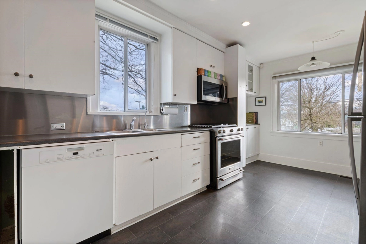 Primary Bathroom Photo of 2094 E 7th Avenue, Vancouver, BC