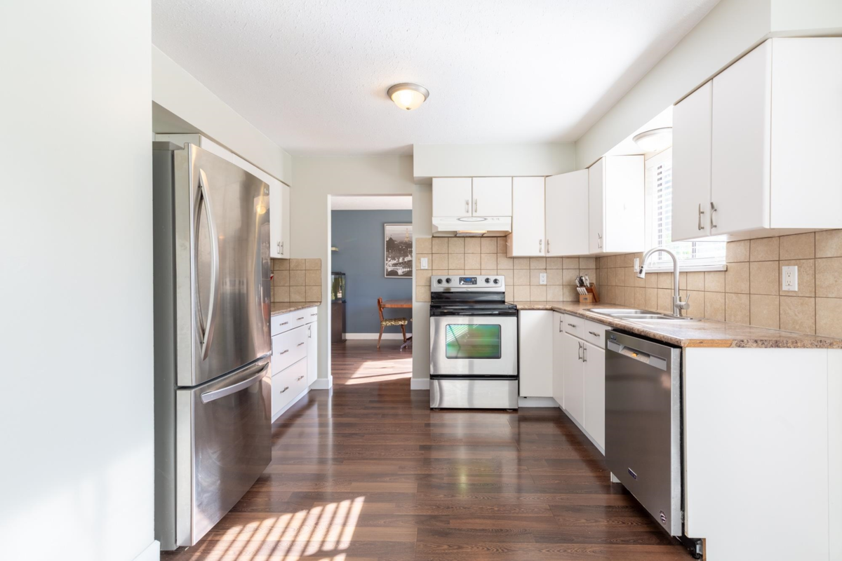 Kitchen Island Photo of 32344 Mallard Place, Mission, BC