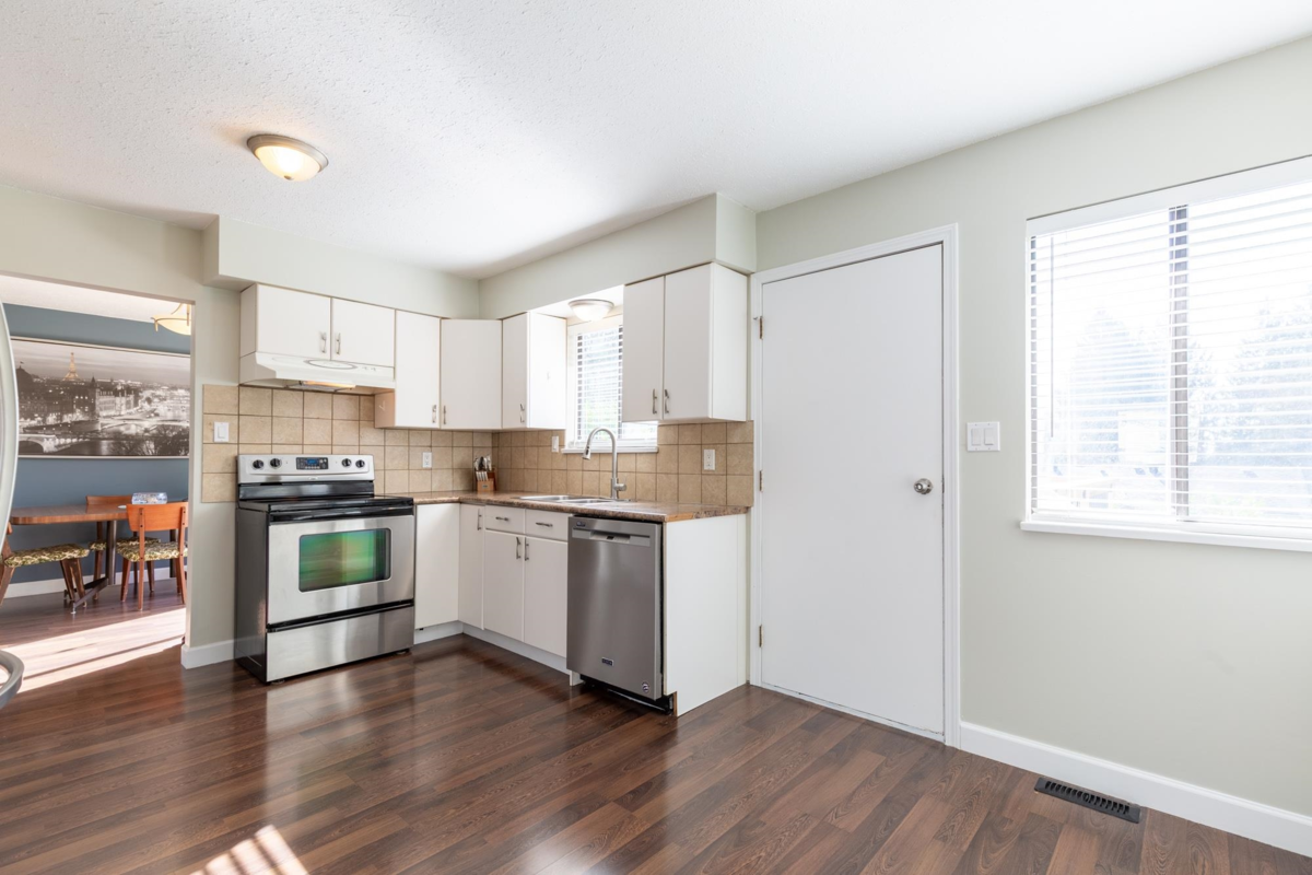 Kitchen Photo of 32344 Mallard Place, Mission, BC