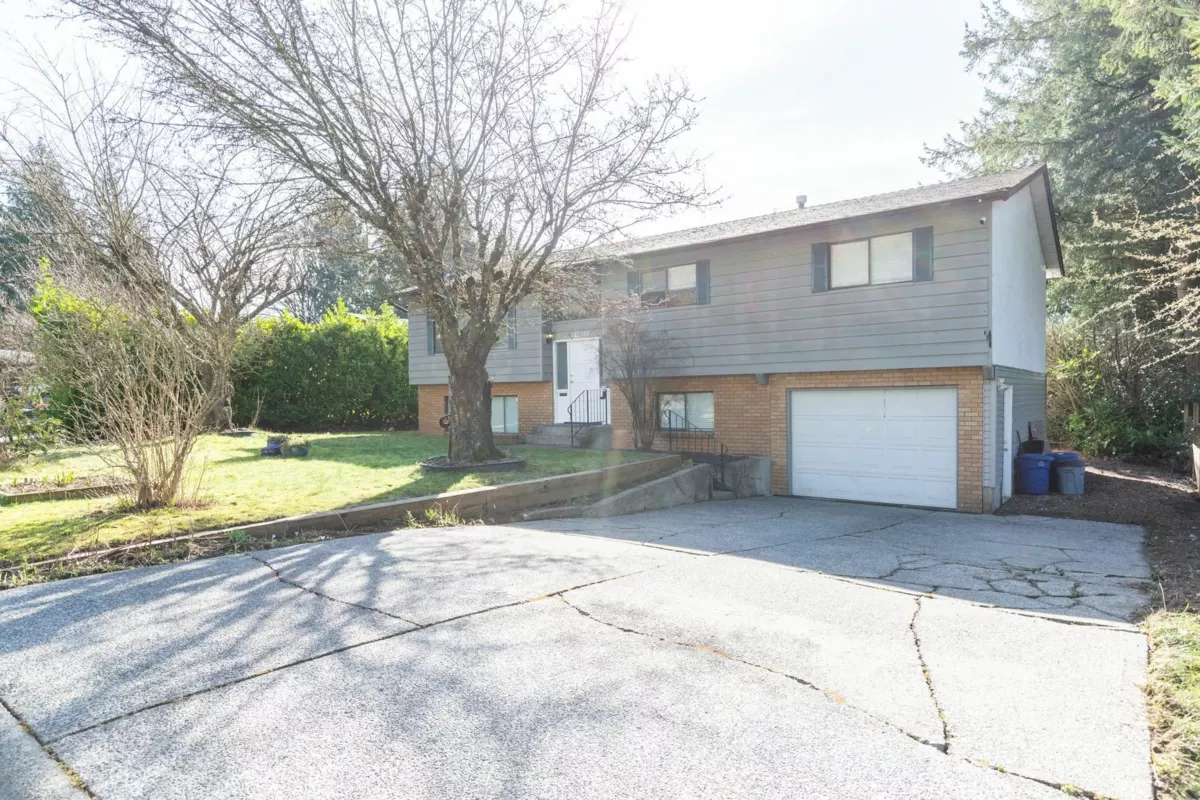 Living Room Photo of 32344 Mallard Place, Mission, BC