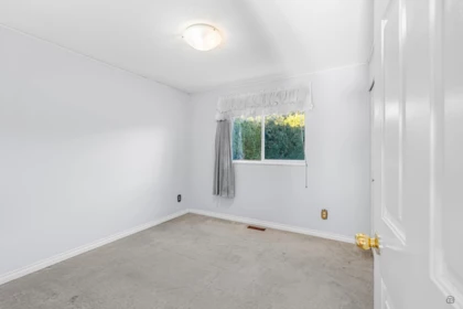 Walk-In Closet Photo of 1191 Finlay Street, White Rock, BC