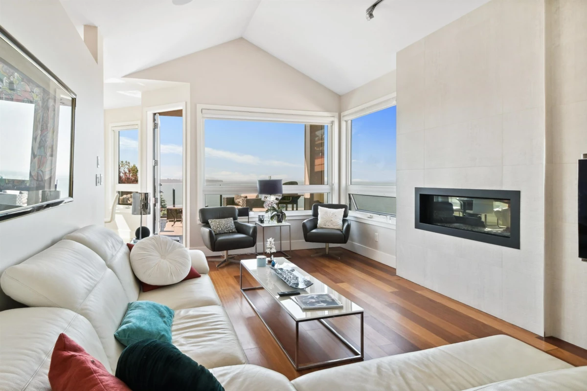 Family Room Photo of 15095 Royal Avenue, White Rock, BC
