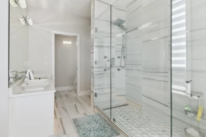 Guest Bathroom Photo of 15095 Royal Avenue, White Rock, BC