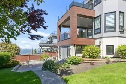 Hot Tub / Spa Photo of 15095 Royal Avenue, White Rock, BC