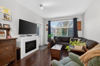 Kitchen Photo of 101 19201 66a Avenue, Surrey, BC
