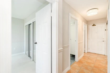 Hallway Photo of 1404 2008 Fullerton Avenue, North Vancouver, BC