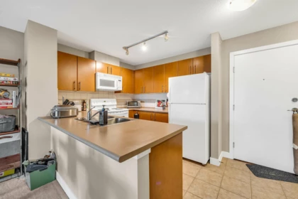 403 7088 Mont Royal Square, Vancouver, BC, Vancouver — Apartment/Condo for sale