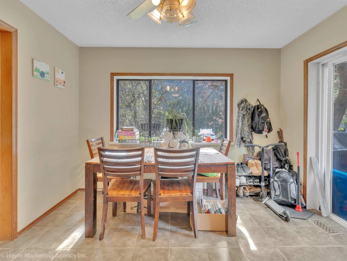 Dining Area Photo of 20107 Beacon Road, Hope, BC