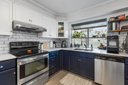 Kitchen Island Photo of 304 25 Richmond Street, New Westminster, BC