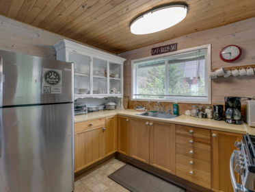 Kitchen Island Photo of 46880 Sakwi Creek Road, Mission, BC