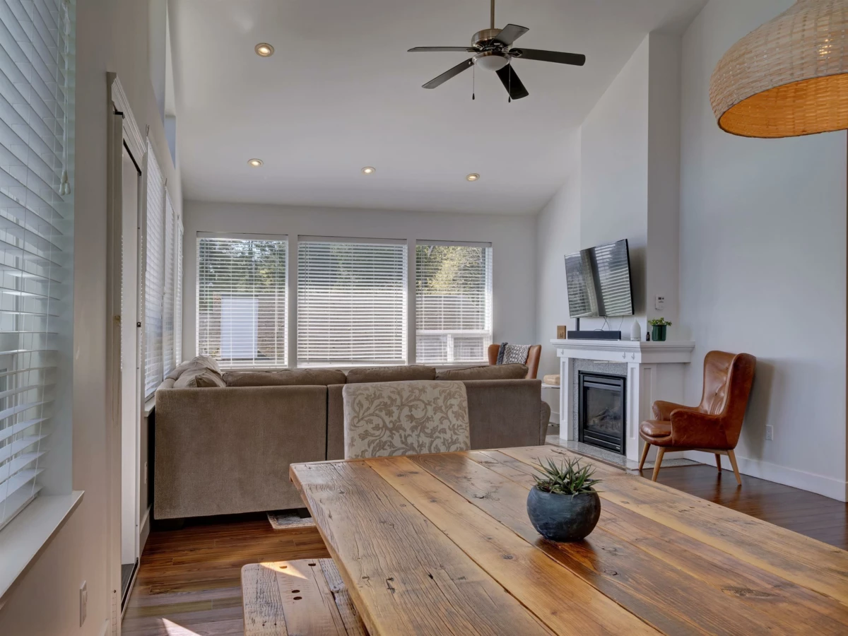 Living Room Photo of 825 Bayview Heights Road, Gibsons, BC