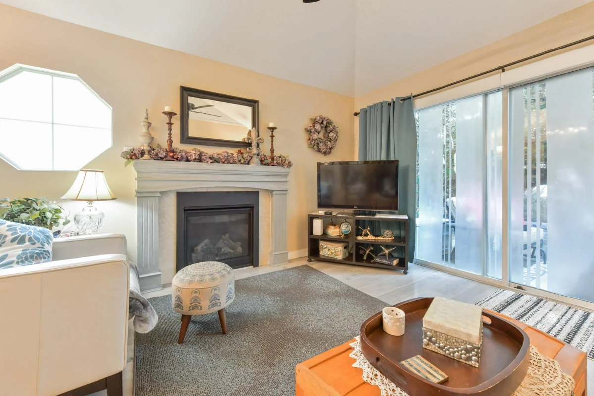 Dining Area Photo of 5 15273 24 Avenue, Surrey, BC