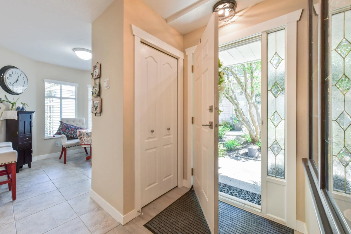 Living Room Photo of 5 15273 24 Avenue, Surrey, BC