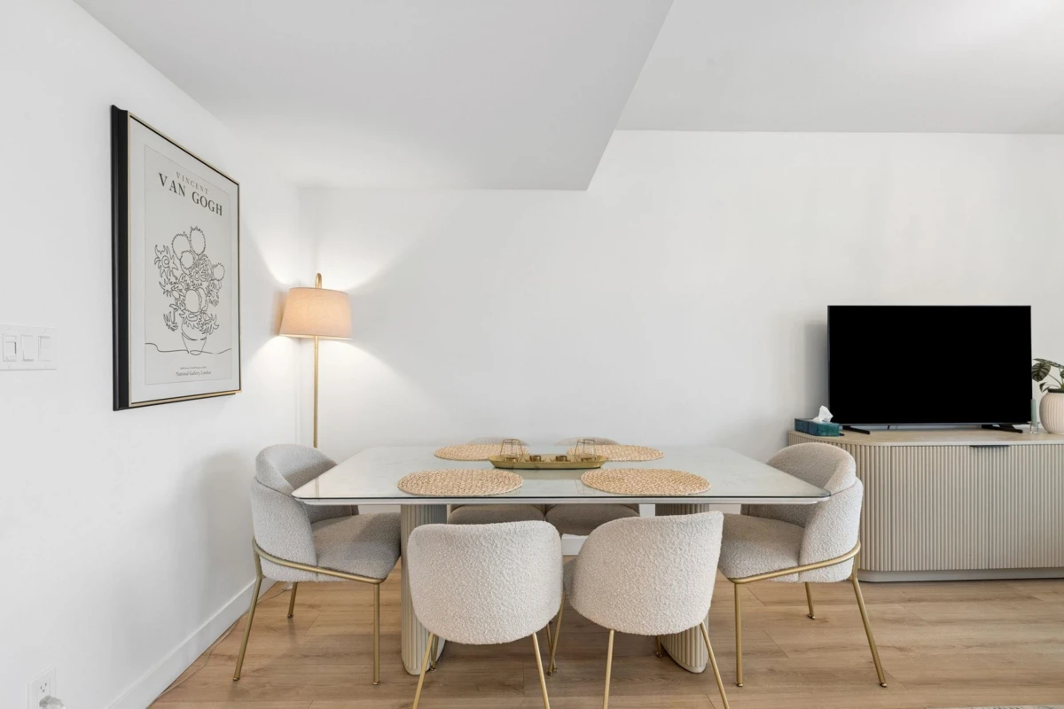 Dining Area Photo of 611 1500 Fern Street, North Vancouver, BC