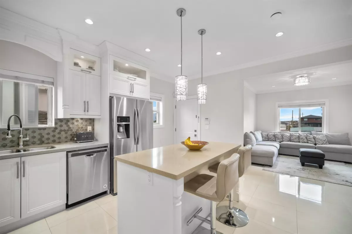 Dining Area Photo of 4986 Inman Avenue, Burnaby, BC