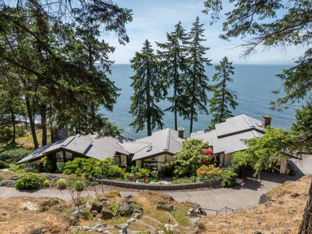 Family Room Photo of 1299 Fairweather Road, Bowen Island, BC