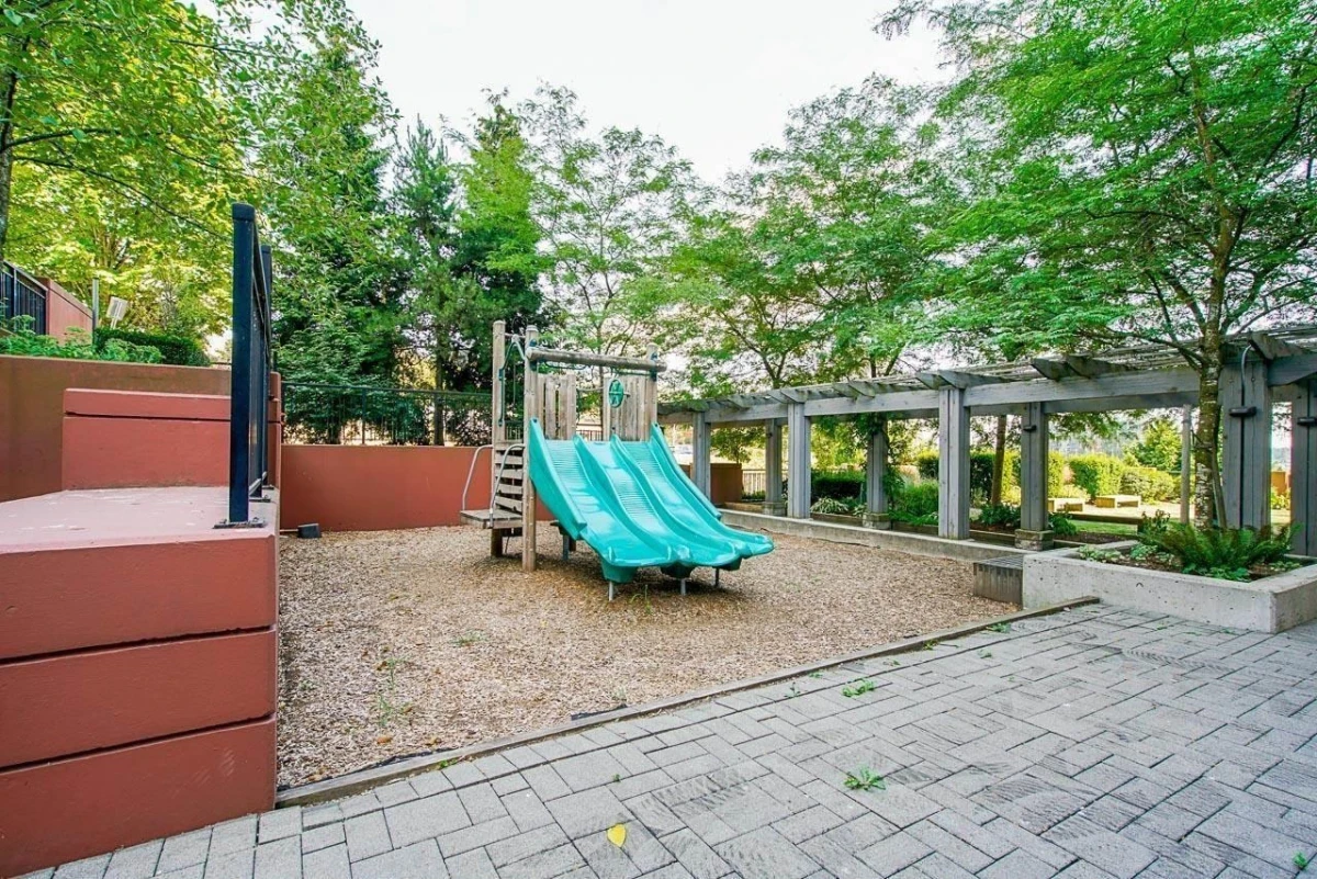 Living Room Photo of 606 814 Royal Avenue, New Westminster, BC