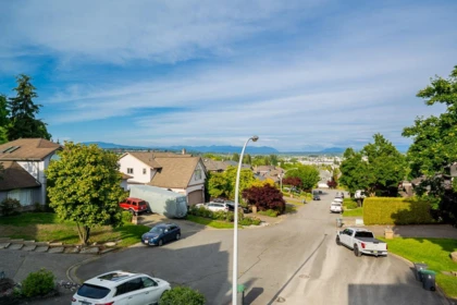 Hallway Photo of 18956 59 Avenue, Surrey, BC