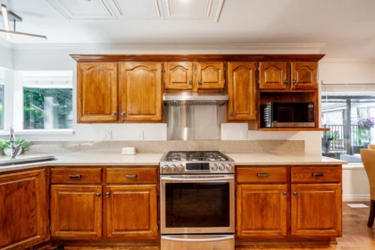 Kitchen Island Photo of 18956 59 Avenue, Surrey, BC