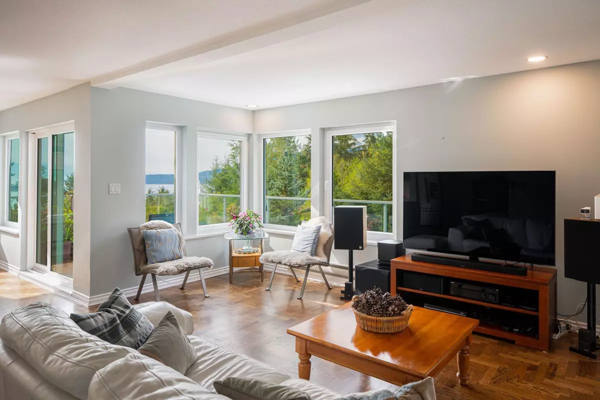 Dining Area Photo of 1597 Isleview Lane, Bowen Island, BC