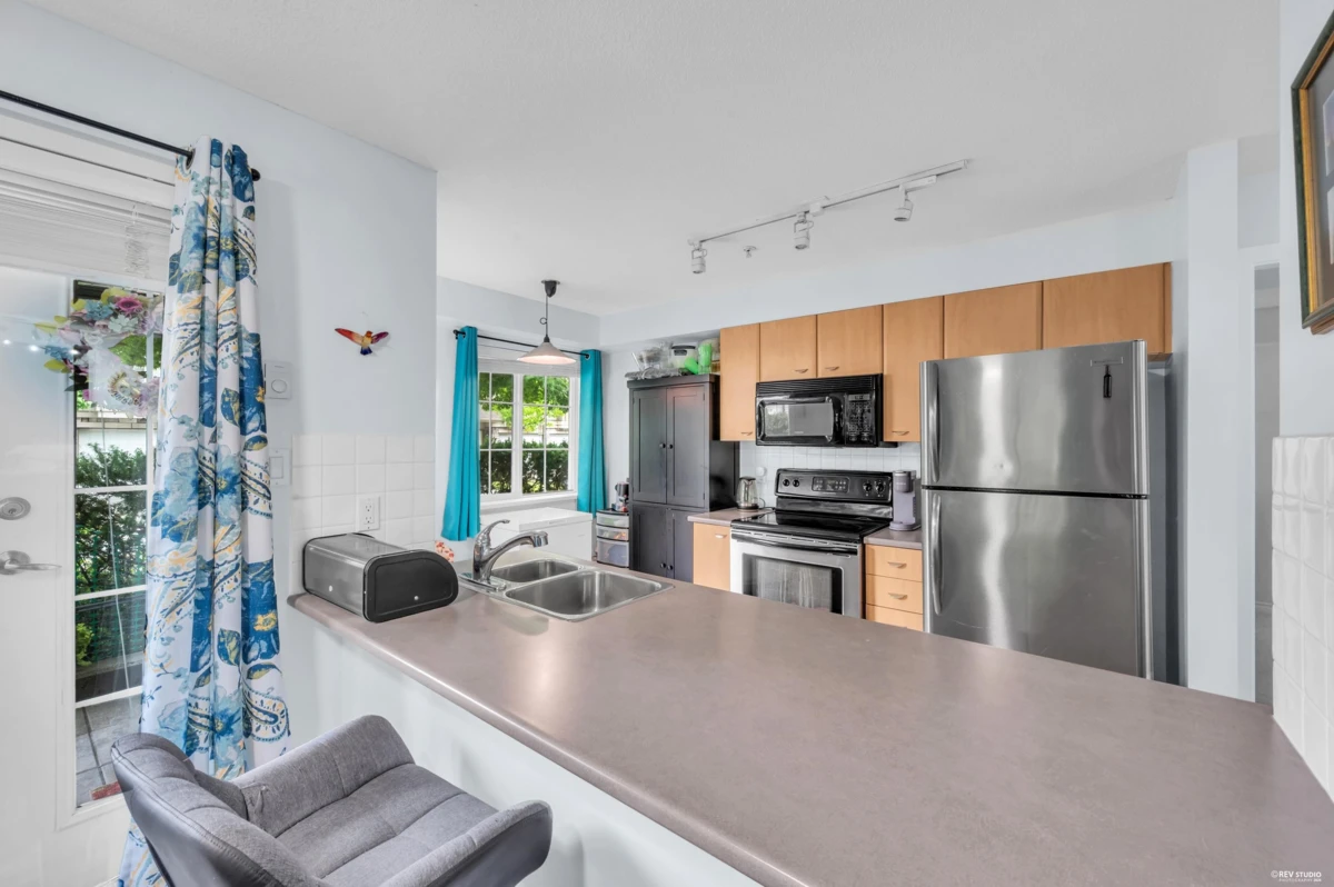 Family Room Photo of 112 14877 100 Avenue, Surrey, BC
