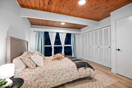 Walk-In Closet Photo of 530 Hadden Drive, West Vancouver, BC
