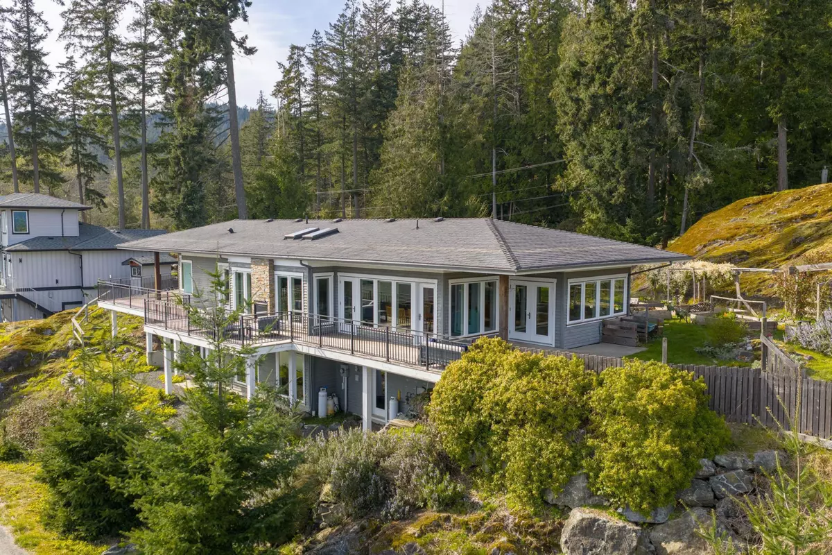 Family Room Photo of 889 Cowan Point Drive, Bowen Island, BC