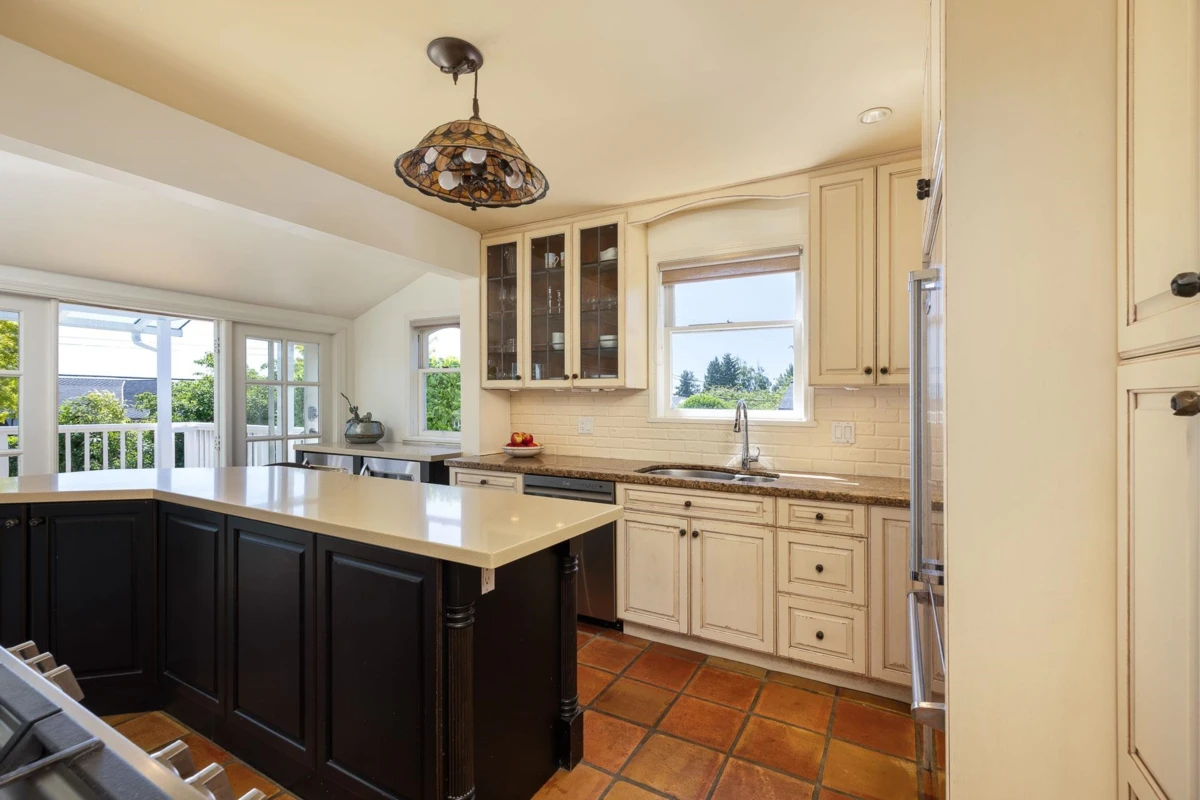 Family Room Photo of 2308 Inglewood Avenue, West Vancouver, BC