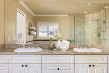 Guest Bathroom Photo of 2308 Inglewood Avenue, West Vancouver, BC