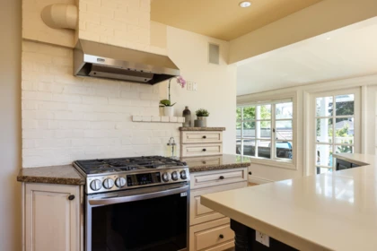 Kitchen Island Photo of 2308 Inglewood Avenue, West Vancouver, BC